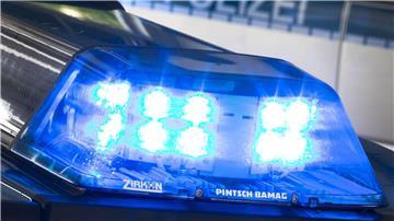 Ein Blaulicht leuchtet während eines Einsatzes auf dem Dach eines Polizeiwagens.