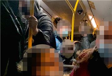Kinder stehen dicht an dicht in einem Schulbus