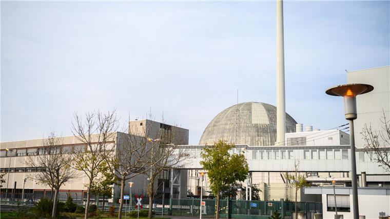 Ein Blick auf das Kernkraftwerk Unterweser. Seit 2018 läuft der Rückbau.