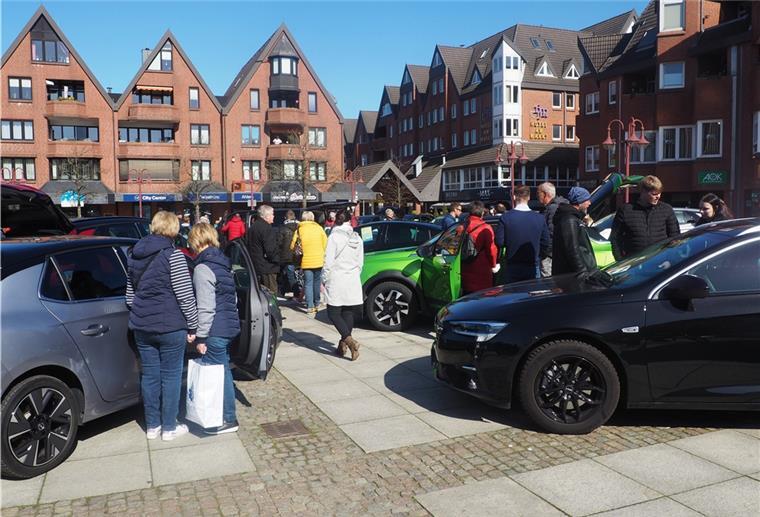 Wieder hat Nordenham Ärger mit Verdi Ein Blick auf dem Nordenhamer Marktplatz am vergangenen Sonntag. Die Gewerkschaft Verdi meint, dass dieser verkaufsoffene Sonntag rechtlich nicht zulässig war. Den verkaufsoffenen Sonntag zum Tag der Kulturen am 22. Mai will Verdi verhindern.