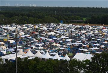 Ein Blick auf den Zeltplatz vom Deichbrand: Abseits des Festivalgeländes wurde rechtsextreme Musik gehört. Eine Gruppe Festivalgänger fühlte sich bedroht.