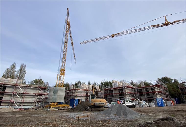 So wird der 8er-Diek-Ferienpark in Tossens aussehen Ein Blick auf die Baustelle: Fünf Gebäude sind bereits so weit errichtet, dass in Kürze die Zimmerer für den Dachstuhl anrücken werden.