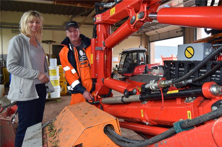Ein Blick auf die Technik gehört dazu: Bauhofleiterin Monika Möller und Mitarbeiter Andreas Kuhnke inspizieren am Standort Langen den Wallheckenschneider.