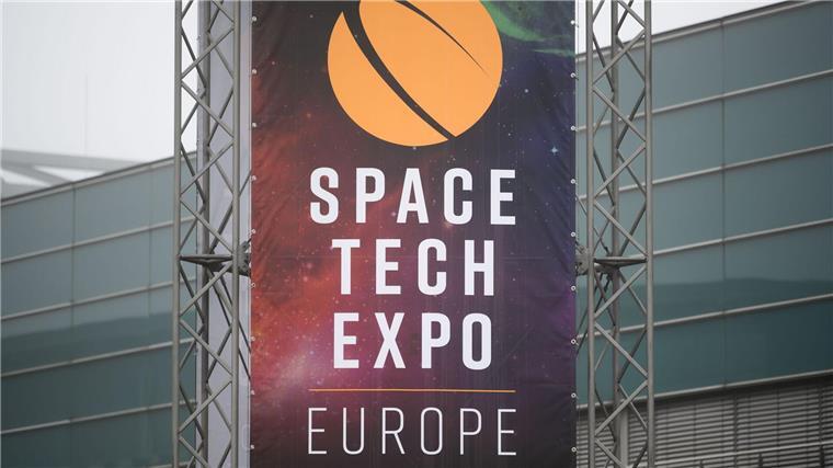 Ein Blick auf einen Aushang mit dem Namen des Space Tech Expo Europe außerhalb der Messehalle.