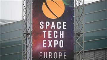 Ein Blick auf einen Aushang mit dem Namen des Space Tech Expo Europe außerhalb der Messehalle.