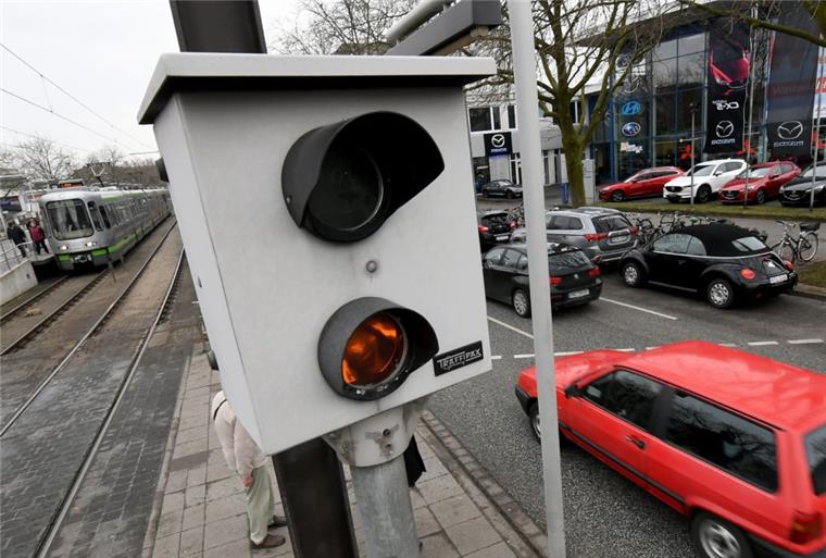 Ein Blitzer steht an einer Straße.