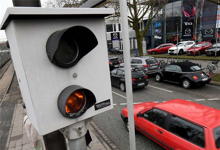Achtung! Hier stehen Blitzer in Bremerhaven und Cuxland Ein Blitzer steht an einer Straße.