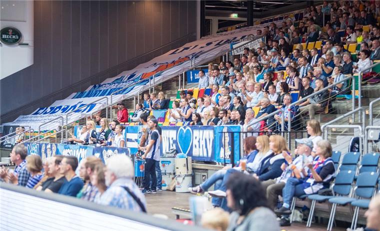 Ein Block war mit der Fanclub-Fahne belegt, ein anderer hinter einem Vorhang verschwunden: Das Bonn-Spiel sahen nur 1063 Zuschauer.