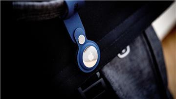 Ein Bluetooth-Tracker an einer Tasche. Die IT-Riesen Apple und Google wollen mit einer gemeinsamen Initiative den Missbrauch von kleinen Bluetooth-Ortungsgeräten für unerwünschtes Tracking von Personen verhindern.