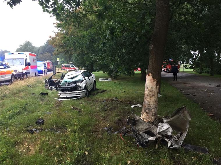 Frelsdorfer kracht gegen einen Baum Ein BMW-Fahrer ist auf der K40 gegen einen Baum gekracht.
