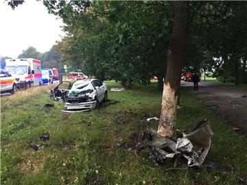 Ein BMW-Fahrer ist auf der K40 gegen einen Baum gekracht. 
