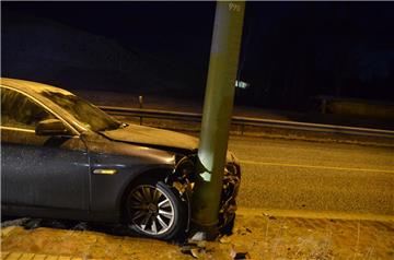 Ein BMW ist am Dienstagmorgen in Bremerhaven von der Straße abgekommen.