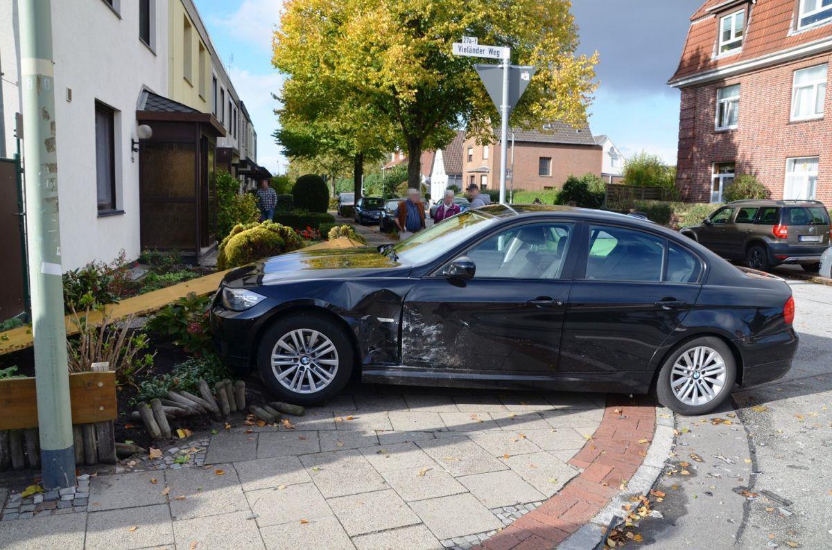 Ein BMW landete am Montag in Bremerhaven-Wulsdorf in einem Vorgarten.