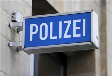 Das Schild „Polizei“ an einem Polizeirevier.