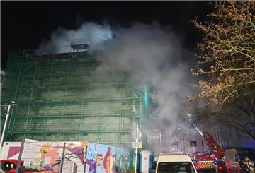 Ein Brand hat in Lehe in der Nacht zu Sonntag einen Großeinsatz der Feuerwehr ausgelöst.
