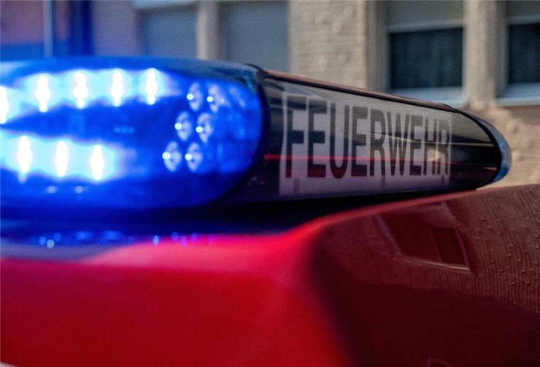 Brand in Nordholzer Lidl-Markt: Feuerwehr verhindert Schlimmeres Ein Fahrzeug der Feuerwehr steht mit eingeschaltetem Blaulicht an einem Einsatzort.