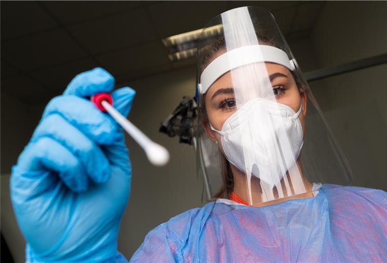 Bremen: Polizei ermittelt wegen Verdachts auf gefälschte Corona-Tests Ein Bremer Corona-Testanbieter hat negative PCR-Testzertifikate an Kunden ausgegeben, ohne dass deren Abstriche untersucht worden sind.