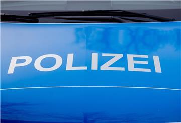 ARCHIV - Der Polizei-Schriftzug steht auf einem Einsatzfahrzeug. Foto: Christoph Soeder/dpa/Symbolbild