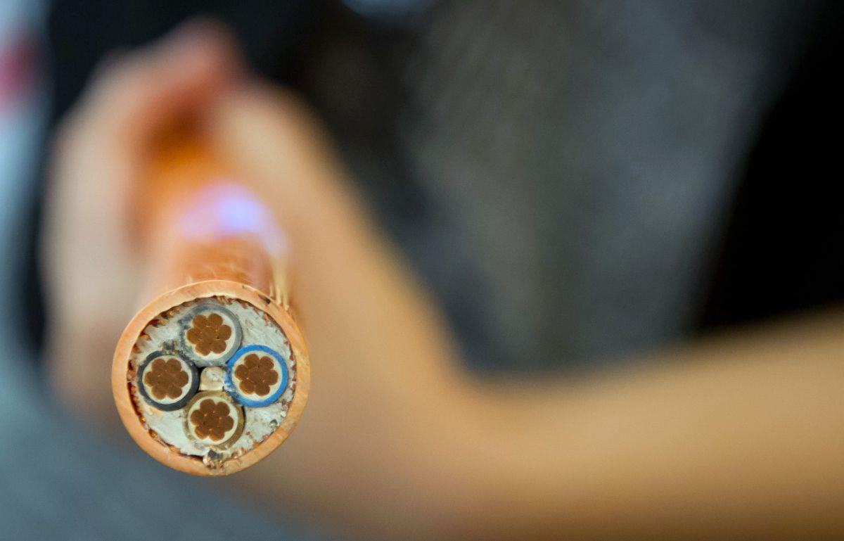 Bremerhavener Kupferdieb verletzt sich schwer Ein Bremerhavener Kupferdiebstahl ist überführt worden, weil er sich beim Stehlen schwer verletzt hatte.