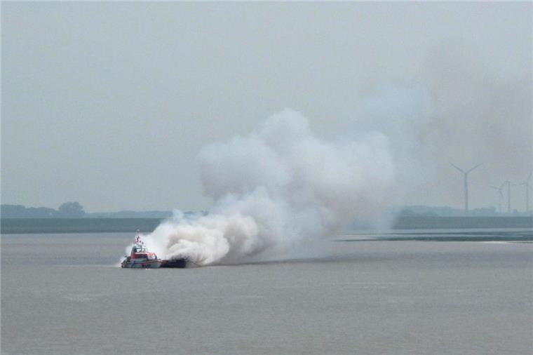 Ein brennendes Segelboot hat am Montag für einen Rettungseinsatz gesorgt. 