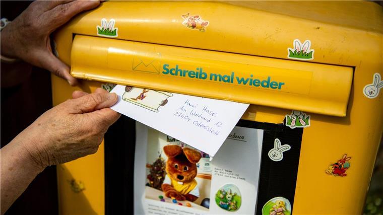 Ein Brief, den ein Kind für den Osterhasen Hanni Hase geschrieben hat, wird in einen Briefkasten geworfen.