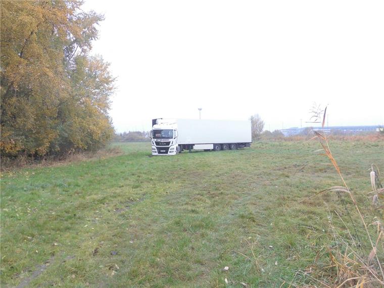 Ein bulgarischer Lasterfahrer hat seinen Brummi auf einer Wiese in den Schlamm gesetzt.
