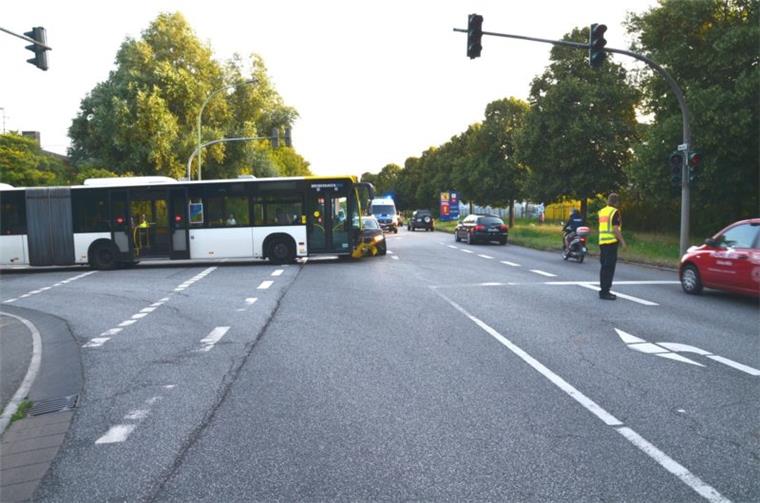 Ein Bus ist in Bremerhaven mit einem Autofahrer zusammengekracht. Es gab sechs Verletzte. 