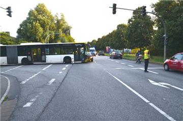 Ein Bus ist in Bremerhaven mit einem Autofahrer zusammengekracht. Es gab sechs Verletzte. 