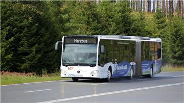 Ein Bus mit neuer Werbung für das Hatix fährt auf der Bundesstraße 4 im Harz.