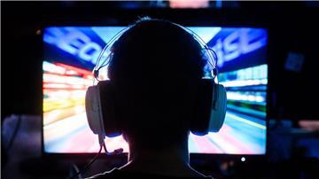 Ein Computerspieler bei der Messe Gamevasion in Hannover 2024.