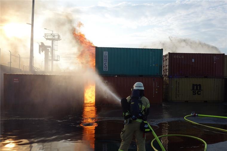 Container brennt an der Columbuskaje in Bremerhaven Ein Container ist an der Columbuskaje in Brand geraten.