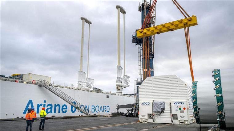 Ariane-6-Oberstufe in Bremen auf Schiff verladen Ein Container mit der ersten Oberstufe der europäischen Trägerrakete Ariane 6 wird vorbereitet.