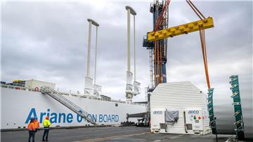 Ein Container mit der ersten Oberstufe der europäischen Trägerrakete Ariane 6 wird vorbereitet.