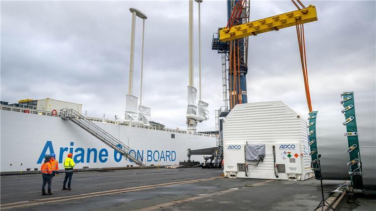 Ein Container mit der ersten Oberstufe der europäischen Trägerrakete Ariane 6 wird im Neustädter Hafen für das Verladen auf das speziell für den Transport der Rakete konzipierte Schiff „Canopee“ vorbereitet.