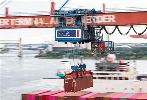 Ein Container wird auf dem Container-Terminal Altenwerder im Hamburger Hafen mit einer Containerbrücke auf ein Schiff geladen.