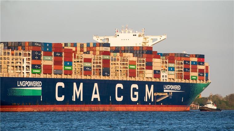Ein Containerschiff der Reederei läuft aus dem Hafen aus.