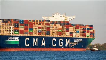 Ein Containerschiff der Reederei läuft aus dem Hafen aus.