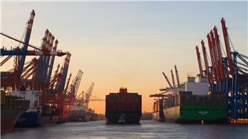 Ein Containerschiff verlässt den Hamburger Hafen.