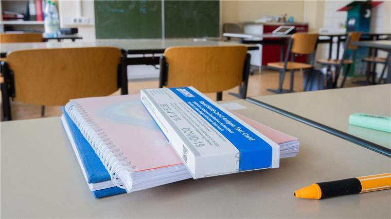 Ein Corona-Selbsttest liegt am Platz eines Schülers in einem Klassenraum einer Gesamtschule.
