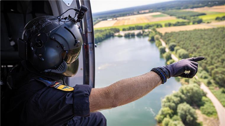 Lösch-Helis statt Flugzeuge – Land sieht sich bestätigt Ein Crewmitglied gibt Anweisungen.