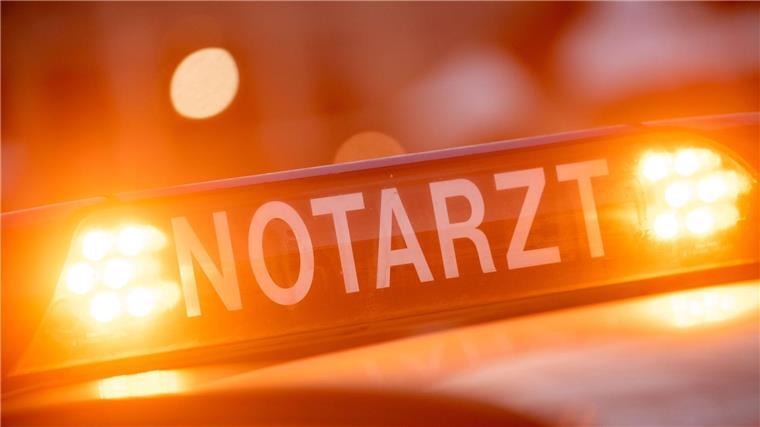 Radfahrer in Osnabrück tödlich verunglückt Ein Dachschild mit der Aufschrift „Notarzt“ steht auf einem Einsatzwagen eines Notarztes.