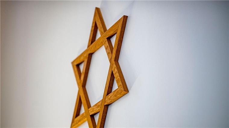Brandanschlag auf Oldenburger Synagoge Ein Davidstern hängt an der Wand im Gebetsraum der Neuen Synagoge.
