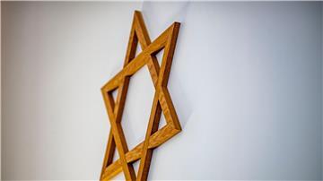 Ein Davidstern hängt an der Wand im Gebetsraum der Neuen Synagoge.