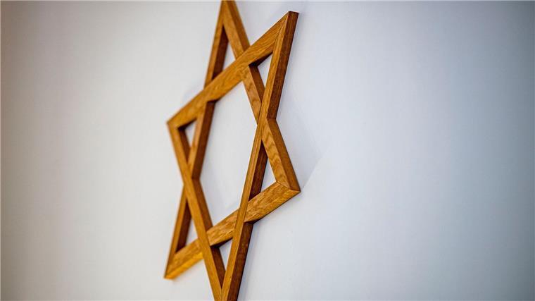 Ein Davidstern hängt an einer Wand im Gebetsraum einer Synagoge.