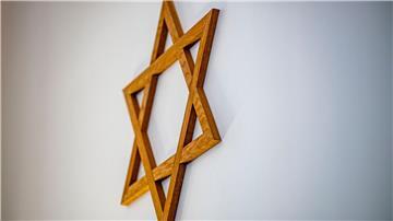 Ein Davidstern hängt an einer Wand im Gebetsraum einer Synagoge.