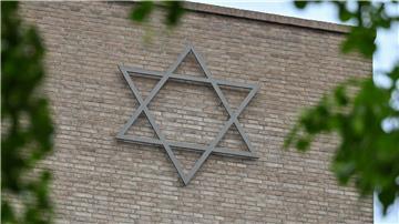 Ein Davidstern ist am Gebäude des neuen Synagogenzentrums Potsdam zu sehen.