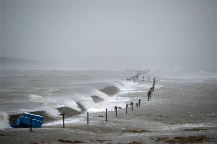 Ein Deich wird an der Nordsee während des Orkans Xaver überspült.