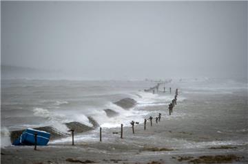 Ein Deich wird an der Nordsee während des Orkans Xaver überspült.