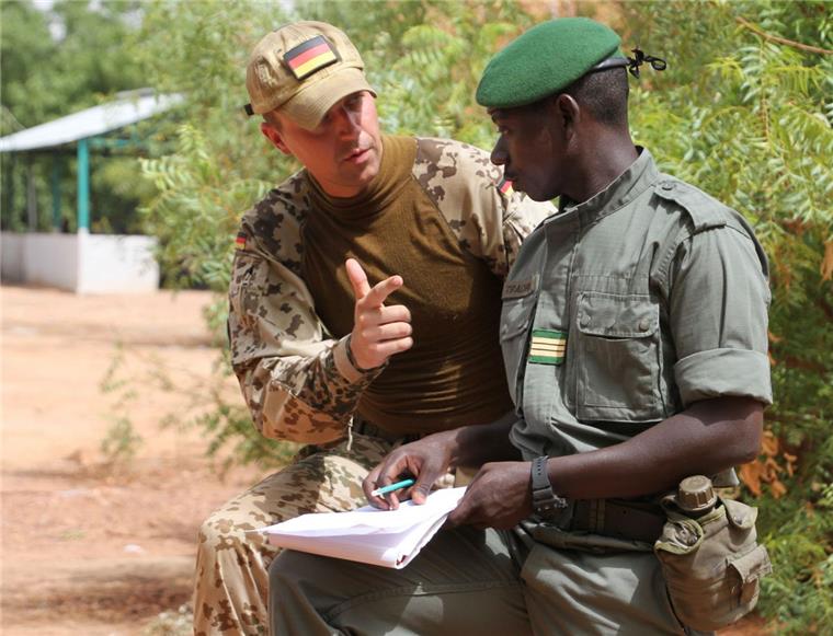 Militärpfarrer aus Seedorf erlebt in Mali starke Kontraste Ein deutscher Ausbilder der europäischen Trainingsmission EUTM Mali bespricht mit einem malischen Kollegen die Befehlsausgabe des Tages für eine Übung in Koulikoro, hier bei einem früheren Einsatzkontingent. Jetzt sind auch Soldaten aus Seedorf vor Ort.