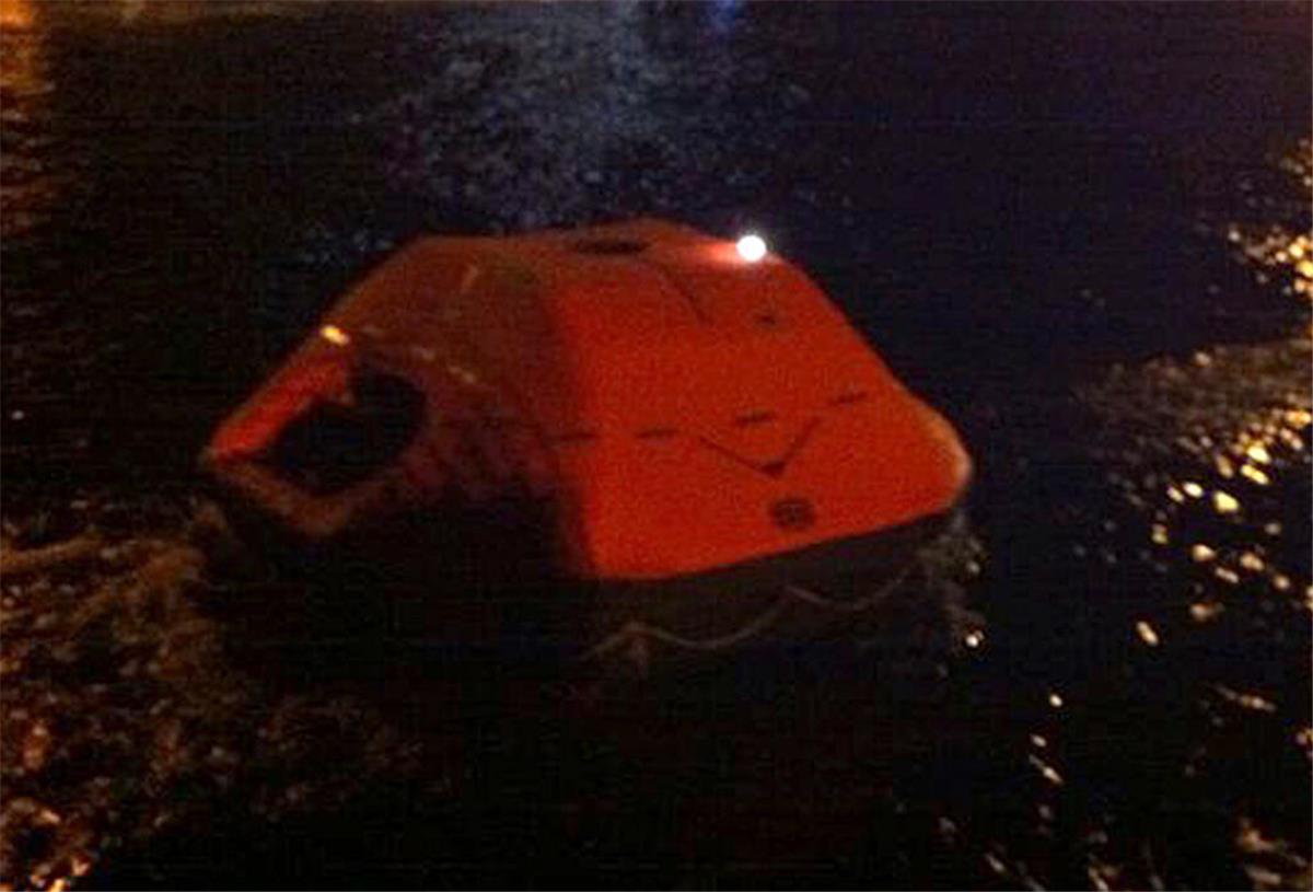Ein deutscher Segler wurde in der Nacht zum Freitag aus einer Rettungsinsel im Atlantik befreit.